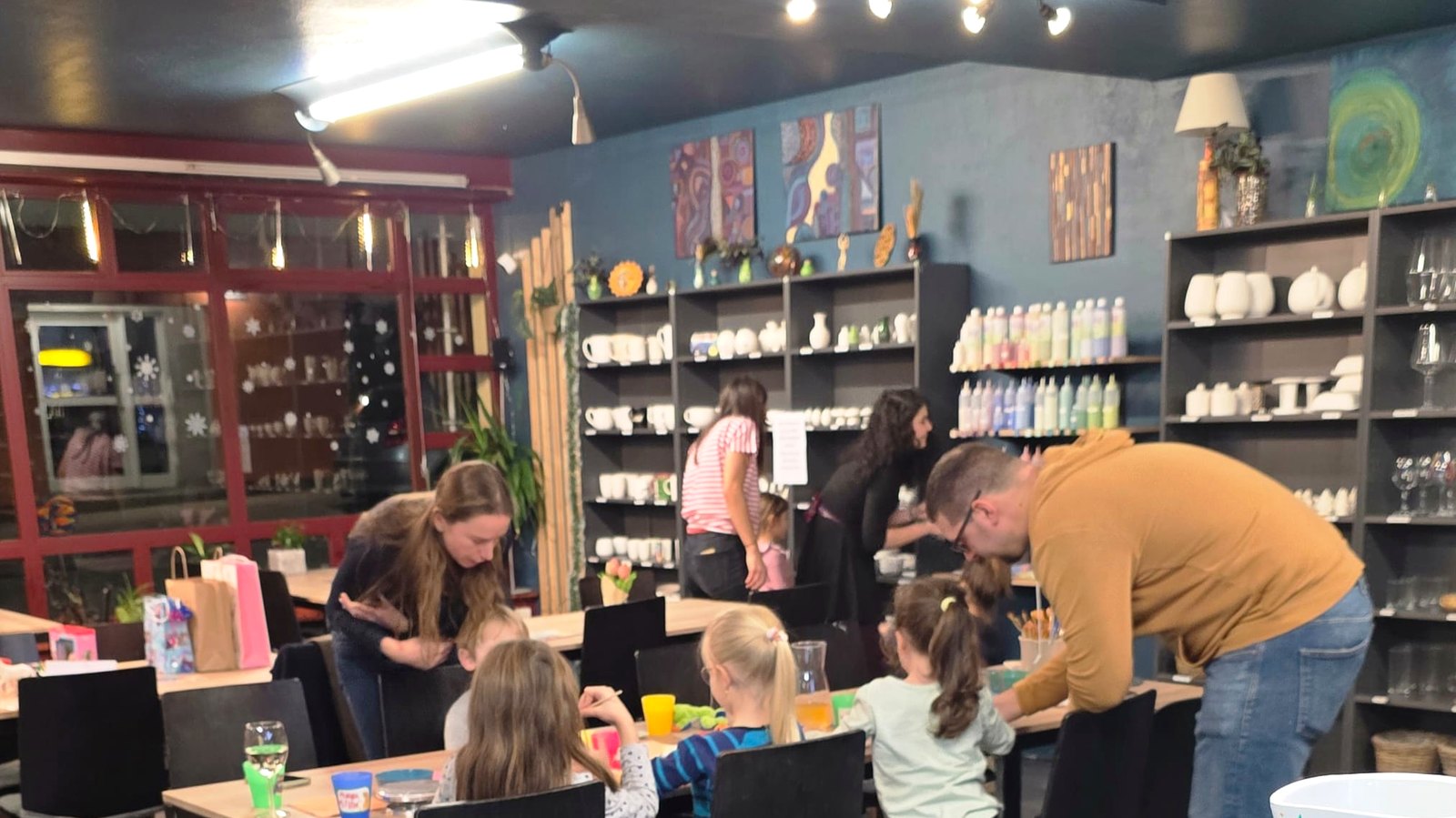 Kinder und Erwachsene bemalen Keramik im Atelier von The Art Hub in Wien